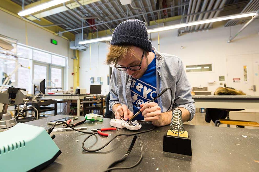 罗彻斯特大学学生焊接电子产品作为免学费项目的一部分